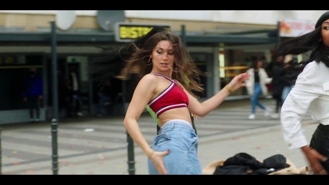 Video Reference: Flash photography, Waist, Eyewear, Thigh, Trunk, Abdomen, Entertainment, Human leg, Long hair, Navel