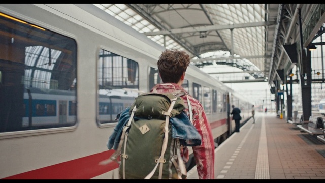 Video Reference: Train, Vehicle, Rolling stock, Window, Railway, Mode of transport, Travel, Building, Street fashion, Public transport