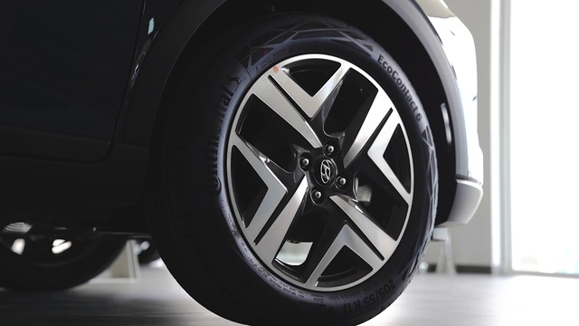 Video Reference: Tire, Wheel, Hood, Automotive tire, Car, Vehicle, Automotive lighting, Tread, Hubcap, Synthetic rubber
