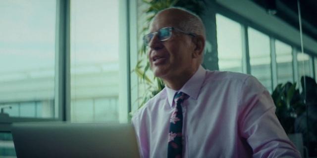 Video Reference: Forehead, Chin, Vision care, Tie, Dress shirt, Human, Sleeve, Gesture, Collar, Eyewear