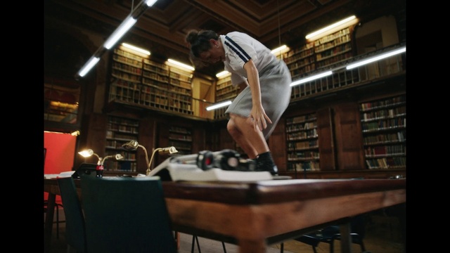 Video Reference: Flash photography, Street stunts, Balance, Event, Performing arts, Recreation, Stunt performer, Sports, Entertainment, Rolling