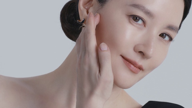 Video Reference: Forehead, Nose, Cheek, Skin, Lip, Eyebrow, Eyelash, Neck, Ear, Jaw