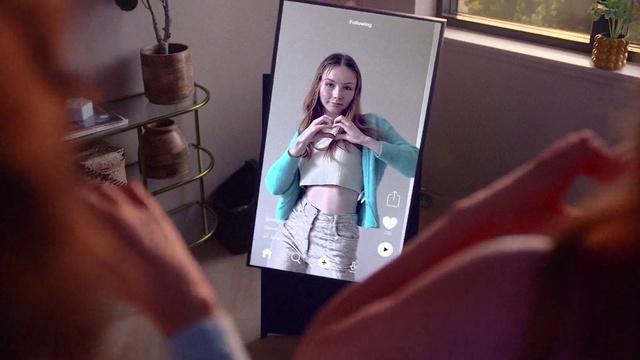 Video Reference: Flash photography, Fun, Display device, Gadget, Fashion design, Electronic device, Art, Event, Magenta, Audio equipment