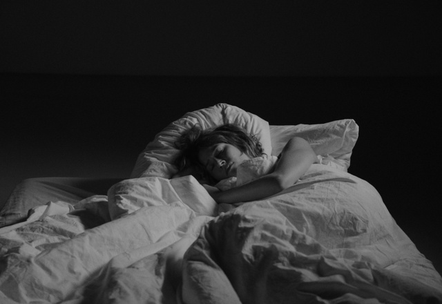 Video Reference: Comfort, Flash photography, Entertainment, Monochrome photography, Event, Monochrome, Linens, Art, Darkness, Bedding