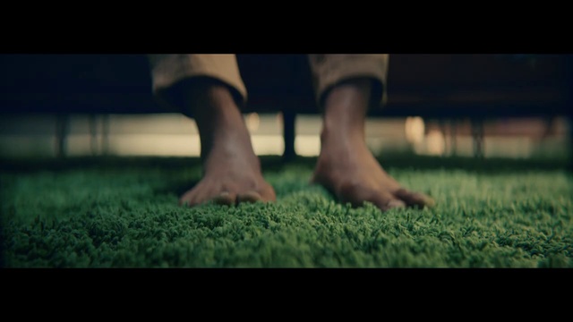 Video Reference: Atmosphere, Sky, People in nature, Flash photography, Gesture, Grass, Flooring, Thigh, Barefoot, Knee