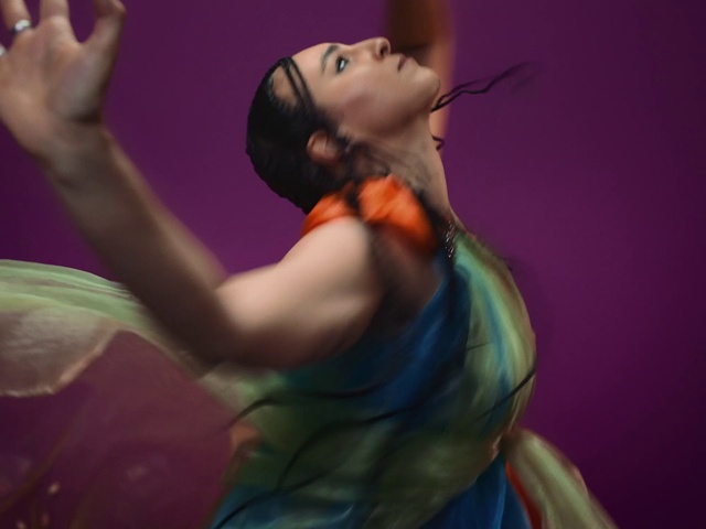 Video Reference: Head, Microphone, Shoulder, Human body, Flash photography, Purple, Eyelash, Gesture, Entertainment, Musician