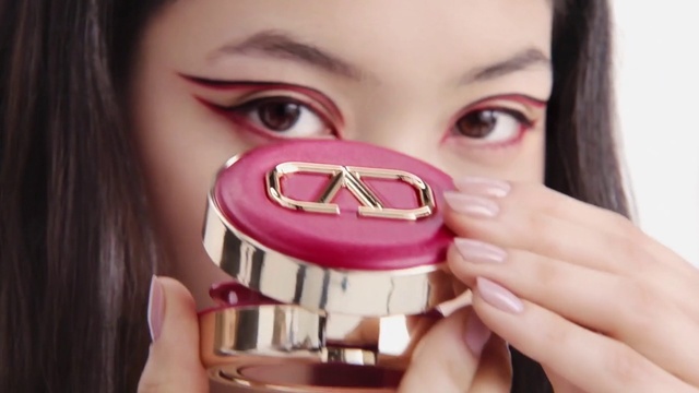 Video Reference: Lip, Hand, Facial expression, Mouth, Eyelash, Purple, Toy, Finger, Gesture, Pink