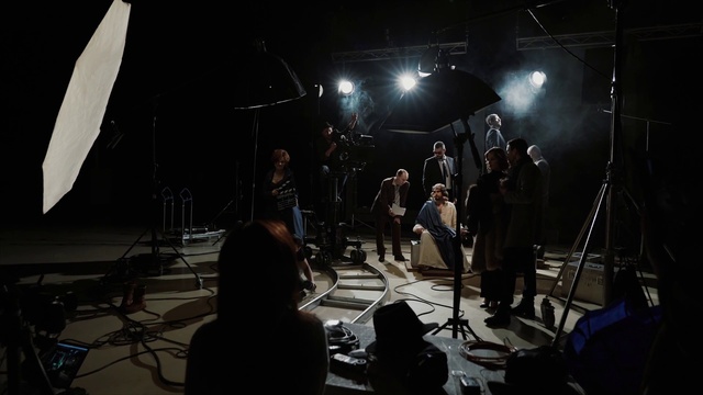 Video Reference: Trousers, Band plays, Flash photography, Entertainment, Musician, Musical instrument accessory, Performing arts, Stage, Crowd, Music