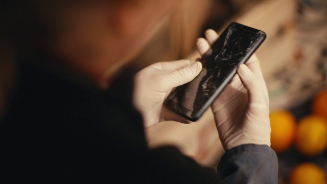 Video Reference: Gesture, Gadget, Communication Device, Finger, Audio equipment, Wrist, Thumb, Nail, Flash photography, Musical instrument accessory