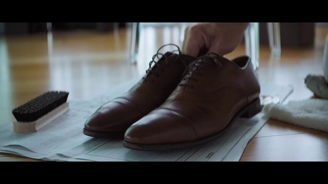 Video Reference: Oxford shoe, Human leg, Sportswear, Athletic shoe, Flooring, Fashion accessory, Carmine, Electric blue, Dress shoe, Fashion design