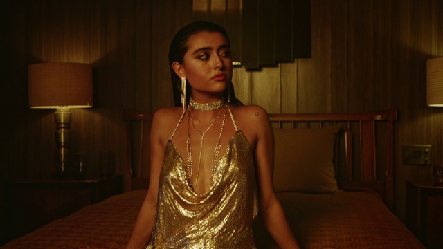 Video Reference: Flash photography, Neck, Lighting, Waist, Comfort, Fashion design, Trunk, Flooring, Curtain, Abdomen