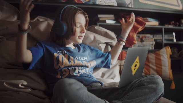 Video Reference: Automotive design, Motor vehicle, Comfort, Fun, Leisure, Vehicle, Steering wheel, Travel, T-shirt, Youth