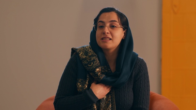 Video Reference: Glasses, Wrap, Stole, Shawl, Scarf, Fashion design, Event, Jewellery, Eyewear, Electric blue