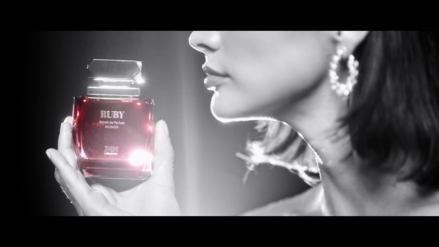 Video Reference: Lip, Eyelash, Flash photography, Jaw, Gesture, Style, Font, Automotive lighting, Earrings, Gadget