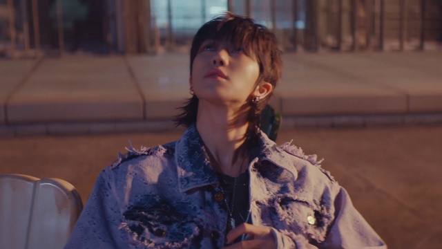 Video Reference: Flash photography, Fashion design, Event, Happy, Blond, Electric blue, Brown hair, Jewellery, Military camouflage, Denim