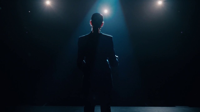 Video Reference: Suit trousers, Entertainment, Performing arts, Music artist, Suit, Artist, Blazer, Performance art, Formal wear, Electric blue