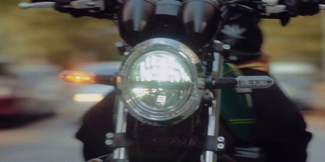 Video Reference: Fuel tank, Automotive lighting, Vehicle, Automotive tire, Window, Motor vehicle, Motorcycle, Automotive design, Automotive mirror, Headlamp