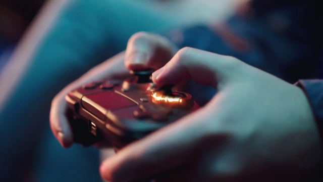 Video Reference: Hand, Cloud, Automotive lighting, Gesture, Finger, Sky, Gadget, Flash photography, Wrist, Nail