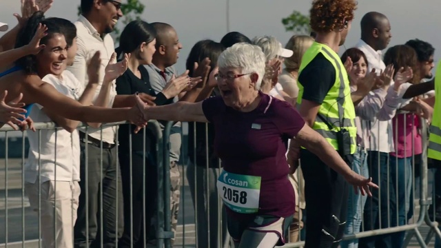 Video Reference: Human, Shorts, Vest, Fence, Crowd, Recreation, Sports uniform, Hat, T-shirt, Fun