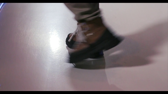 Video Reference: Footwear, Human body, Gesture, Knee, Thigh, Foot, Tints and shades, Nail, Human leg, Fashion design