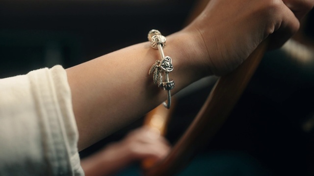 Video Reference: Hand, Body jewelry, Dress, Flash photography, Gesture, Finger, Thumb, Nail, Wrist, Jewellery