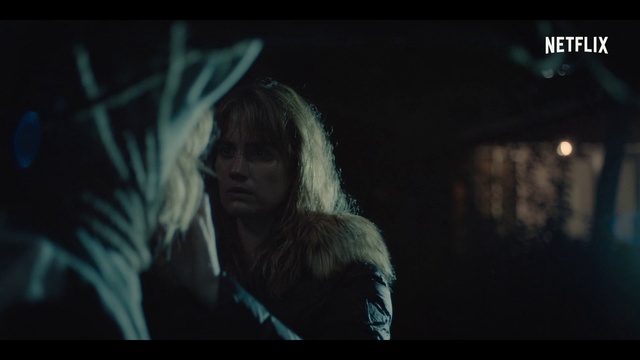 Video Reference: Flash photography, Entertainment, Midnight, Electric blue, Darkness, Event, Font, Fur, Fictional character, Display device