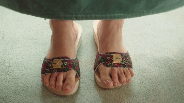 Video Reference: Joint, Hand, Arm, Leg, Human body, Plant, Nail care, Dress, Finger, Nail polish