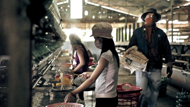 Video Reference: Photograph, Hat, Fashion, Fedora, Sun hat, Public space, Tie, People, Cooking, Street fashion