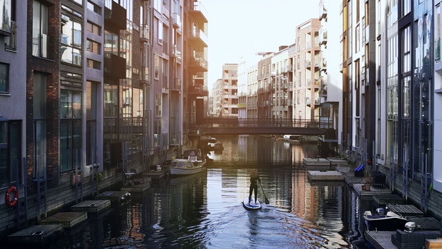 Video Reference: Water, Boat, Daytime, Building, Window, Sky, Watercraft, Neighbourhood, Body of water, Watercourse