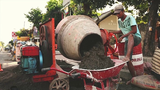 Video Reference: Wheel, Tire, Automotive tire, Tree, Motor vehicle, Wood, Hat, Logging, Asphalt, Gas