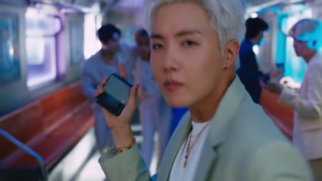 Video Reference: Facial expression, Gesture, Communication Device, Mobile phone, Suit, Event, Electric blue, Formal wear, White-collar worker, Fun