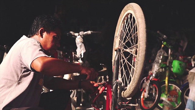 Video Reference: Wheel, Tire, Bicycle, Bicycle wheel rim, Bicycle tire, Bicycle wheel, Bicycles--Equipment and supplies, Automotive tire, Sports equipment, Bicycle frame