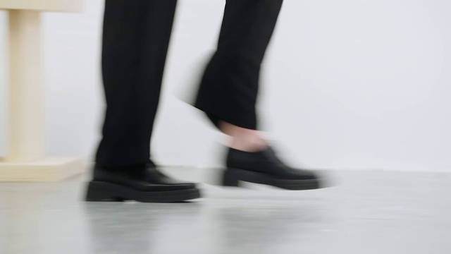 Video Reference: Shoe, Leg, Human body, Knee, Sleeve, Street fashion, Thigh, Grey, Floor, Flooring