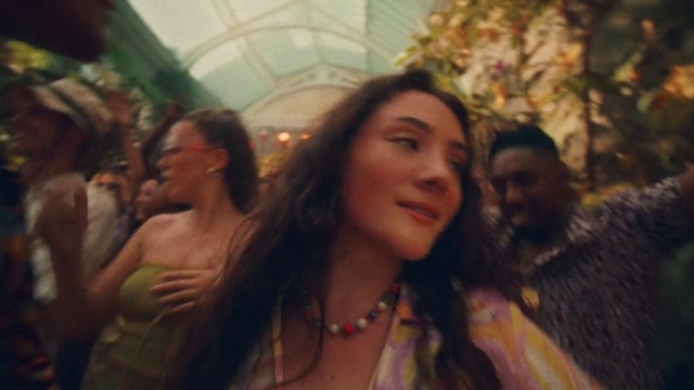 Video Reference: Happy, Leisure, Fun, Beauty, Long hair, Event, Jewellery, Necklace, Chest, Selfie