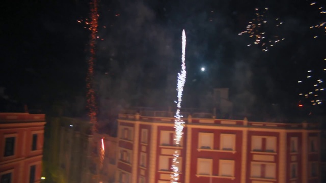 Video Reference: Fireworks, Atmospheric phenomenon, Building, City, Pollution, Electricity, Gas, Event, Midnight, Space