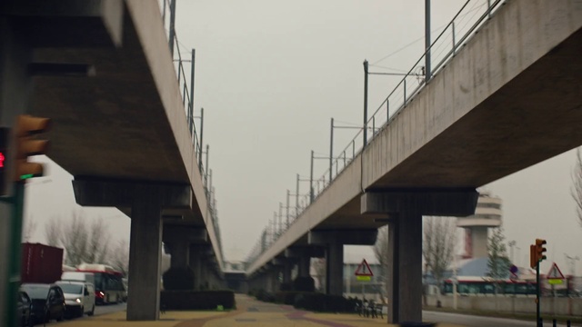 Video Reference: Sky, Vehicle, Car, Mode of transport, Road surface, Asphalt, Building, Girder bridge, Thoroughfare, Bridge