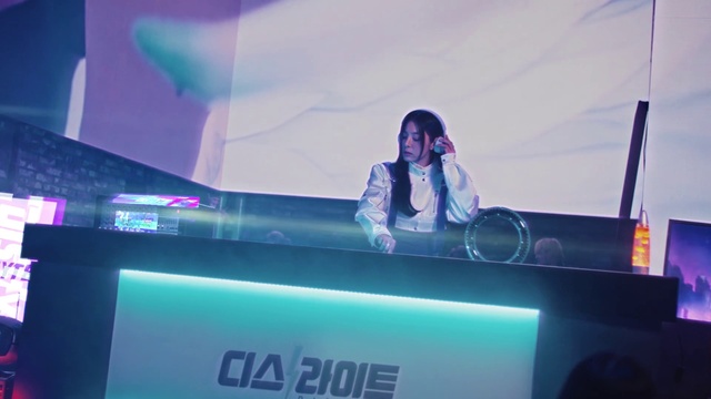 Video Reference: Microphone, Purple, Entertainment, Audio equipment, Performing arts, Electric blue, Event, Magenta, Music artist, Stage