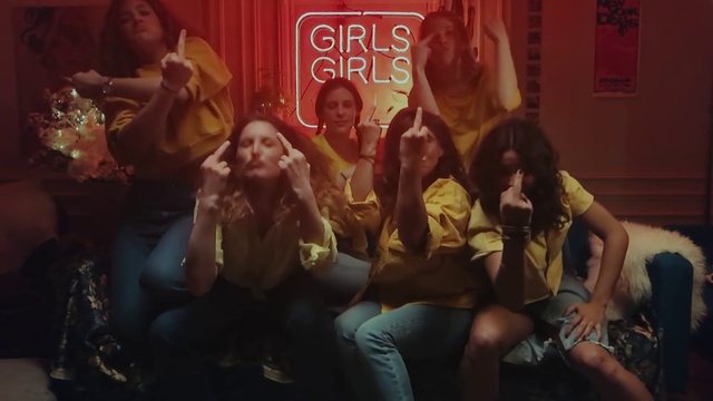 Video Reference: Jeans, Entertainment, Shorts, Flash photography, Thigh, Fun, Event, Performing arts, Leisure, Drink