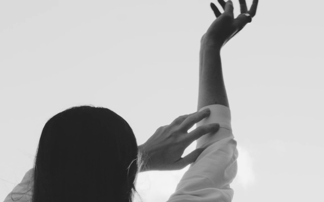 Video Reference: Hand, Arm, Neck, Sleeve, Gesture, Finger, Flash photography, Elbow, Happy, Thumb