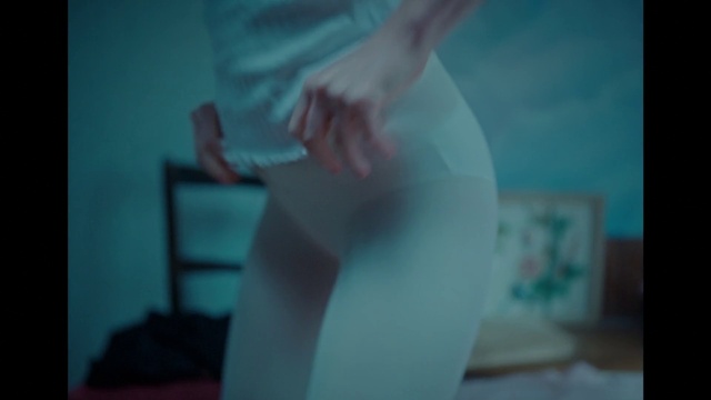Video Reference: Leg, Azure, Blue, Human body, Neck, Sleeve, Waist, Knee, Gesture, Thigh