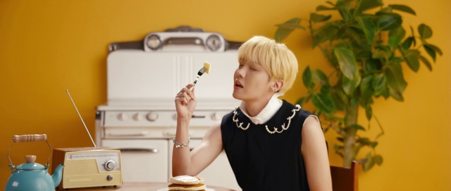 Video Reference: Tableware, Yellow, Plant, Plate, Table, Car, Audio equipment, Event, Eyewear, Jewellery