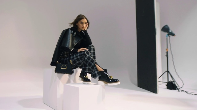 Video Reference: Sleeve, Knee, Fashion design, Thigh, Event, Human leg, Art, Boot, Winter, Tripod