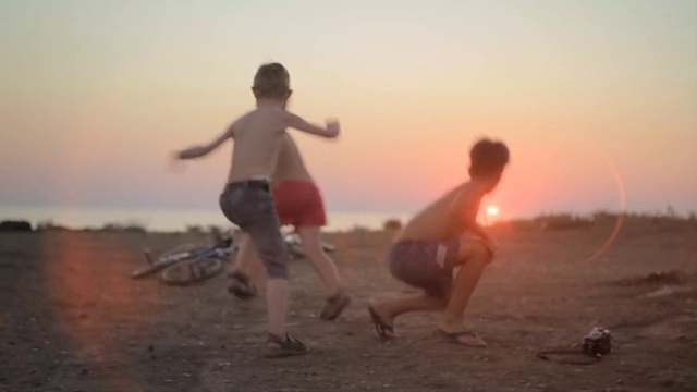 Video Reference: Sky, People in nature, Shorts, People on beach, Happy, Flash photography, Gesture, Sunlight, Travel, Sunrise