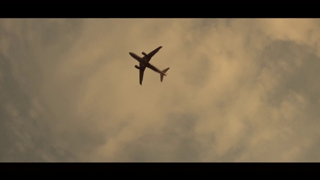 Video Reference: Cloud, Sky, Atmosphere, Vehicle, Aircraft, Airplane, Aviation, Aerospace manufacturer, Air travel, Flap