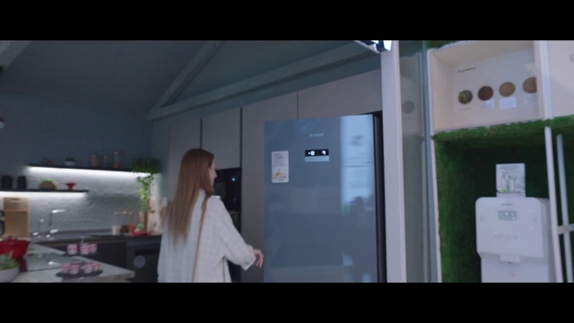 Video Reference: Event, Glass, Display device, Room, Font, Fashion design, Multimedia, Machine, Ceiling, Job