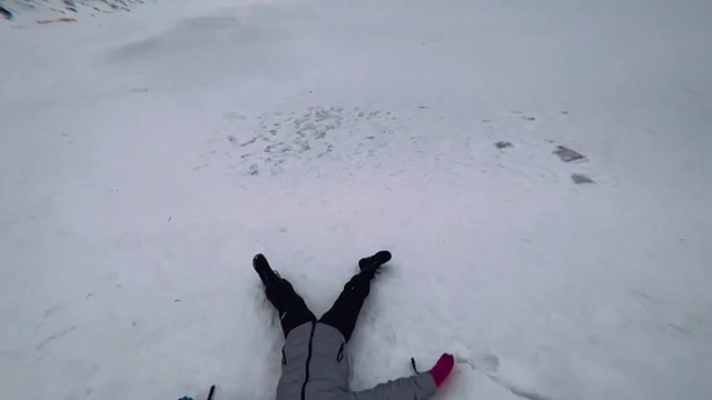 Video Reference: Snow, Gesture, Slope, Freezing, Tints and shades, Recreation, Sky, Foot, Human leg, Winter