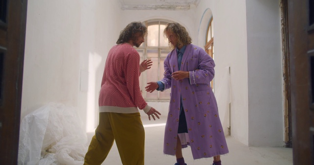 Video Reference: Shoulder, Purple, Textile, Sleeve, Gesture, Fashion design, Magenta, Event, Electric blue, Comfort