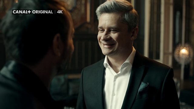 Video Reference: Forehead, Smile, Coat, Gesture, Comb over, Collar, Blazer, White-collar worker, Event, Eyelash