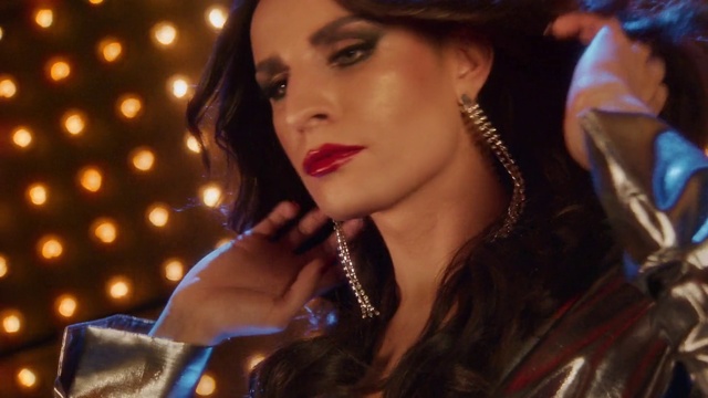 Video Reference: Lip, Lipstick, Hairstyle, Eyebrow, Eyelash, Eye liner, Flash photography, Makeover, Earrings, Eye shadow
