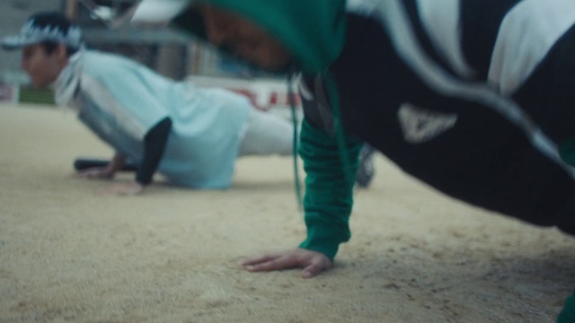 Video Reference: Leg, Human body, Knee, Performing arts, Sneakers, Foot, Human leg, Flooring, Entertainment, Grass